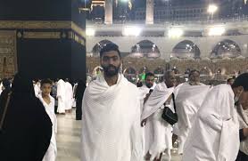 وبعد أن أمسك بالورقة، قال حسين الشحات عن صفات الشخصية المكتوب أسمها «أقرع» ثم أكمل ميت وبعدها قال أسم شيكابالا قائد الزمالك. Ø­Ø³ÙŠÙ† Ø§Ù„Ø´Ø­Ø§Øª ÙŠØ³ØªØ¹Ø¯ Ù„Ù‚Ù…Ø© Ø§Ù„Ø£Ù‡Ù„ÙŠ ÙˆØ§Ù„Ø²Ù…Ø§Ù„Ùƒ Ø¨Ø£Ø¯Ø§Ø¡ Ø§Ù„Ø¹Ù…Ø±Ø© Ø§Ù„Ø´Ø±Ù‚ÙŠØ© ØªÙˆØ¯Ø§ÙŠ