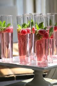 Party Cocktail Hecho A Base De Champana Jugo De Arandano Con Frambuesas Y Hojas De Menta Cocteles De Navidad Bebidas Navidenas Comida De Navidad