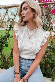 Avec nos tuniques confortables et chic faites de matériaux légers, vous pouvez sentir la brise estivale sur votre peau. Tunique Et Blouse Boheme Miss Boheme