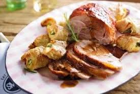 Saftige Putenoberkeule Mit Whiskeysosse Und Knusprigen Spargelrollchen Rezept In 2020 Rezepte Putenoberkeule Und Lebensmittel Essen