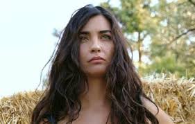 En la serie "Mi otra yo" (Netflix), hay una escena donde una de las  protagonistas, Ada, está sentada leyendo el libro: "Este dolor no es mio"  de Mark Wolynn. ( recomendado )