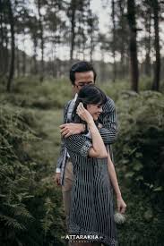 64 foto prewedding muslim outdoor unik ayeey com. 20 Inspirasi Foto Prewedding Outdoor In 2021 Wedding Photos Poses Pre Wedding Photoshoot Outdoor Pre Wedding Photoshoot