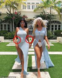 Kylie Jenner Fans Accuse Her Of Epic Photoshop Fails Daily Mail Online Jenner Outfits Kylie Jenner Outfits Kendall Jenner Outfits
