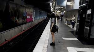 Pustakawan harus memeras keringat untuk mengadakan pemilihan buku. 7 Alasan Kamu Harus Jadi Jagoan Untuk Diri Sendiri Bukannya Berharap Ke Orang Lain Setengah Mati