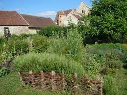 Proximité à pied du centre d'uzes. Jardin Medieval Wikipedia