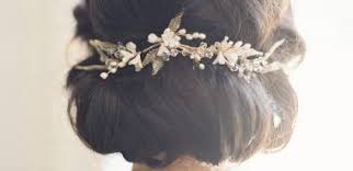 N'hésitez pas à l'agrémenter d'un accessoire. Coiffure Mariage Cheveux Mi Longs Ou Une Allure Impressionnante Cheveux Mi Long Coiffure Mariage Coiffure Mariee Cheveux Longs