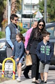 Από τους κορυφαίους συνθέτες όλων των εποχών, τα έργα του οποίου αποτελούν μέρος του ρεπερτορίου κάθε ορχήστρας που σέβεται τον εαυτό της. Foibos Spania Emfanish Me Th Gynaika Toy Kai Ta Paidia Toy Pics