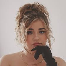 Hollie Dempsey's Instagram, Twitter & Facebook