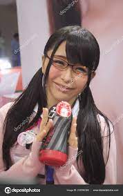 日本色情片明星加藤莫莫卡在2017年4月13日于中国上海举行的第十四届中国国际成人玩具和生殖健康展览会也被称为2017年中国成人护理博览会