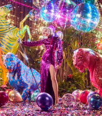 This tab is based on the studio recording: Miley Cyrus Und Dua Lipa Seht Hier Das Video Zu Ihrer Single Prisoner
