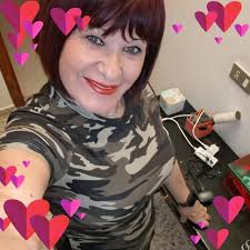 Tú eres un estiércol aquí ya sobras hace mucho tiempo