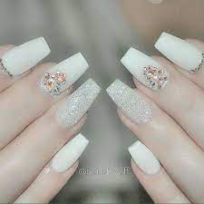 Lo mejor de las uñas acrílicas es que puedes dejar volar tu imaginación para realizar cualquier diseño que quieras. Blancas Unas Para Novia Manicura De Unas Unas De Brillo Dorado