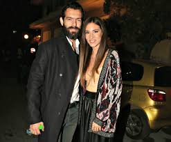 Αναπολεί το ταξίδι της στην ιταλία την περίοδο που ήταν έγκυος pic. H A8hna Oikonomakoy Kanei Aerial Yoga Ston 5o Mhna Ths Egkymosynhs Ths Video Mononews