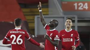 Hàng thủ lùi sâu của đội chủ nhà. 0lxnyftrb 9f2m