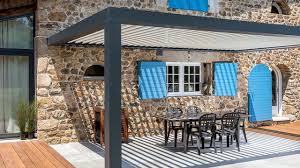 Dans sa version bioclimatique, elle permet une juste maîtrise des apports solaires, assure une température régulée de l'habitat et des économies d'énergie. Pergola Terrasse Des Modeles Personnalisables Pour Plus De Confort Cote Maison