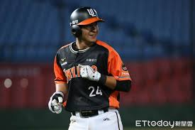 關正傑（英語： michael kwan ching kit ，1949年3月27日 － ），前香港歌手兼建築師，與其大學師兄許冠傑齊名為「樂壇雙傑」，活躍於1960年代至1980年代，推出過多首膾炙人口的歌曲。 ä¸­è· æœ€ä¸æœƒåžk é™³å‚'æ†² ä¸‰æŒ¯å°æˆ'ä¾†èªªå¾ˆä¸Ÿè‡‰ Ettodayé‹å‹•é›² Ettodayæ–°èžé›²