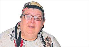 caddeden geçerken gözümü kapatıyorum