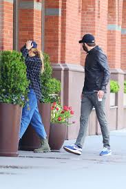 Ryan reynolds has a hilarious solution for his daughter's 'baby shark' obsession. Ryan Reynolds Blake Lively Hold Hands While Keeping A Low Profile On Rare Nyc Outing Honestcolumnist