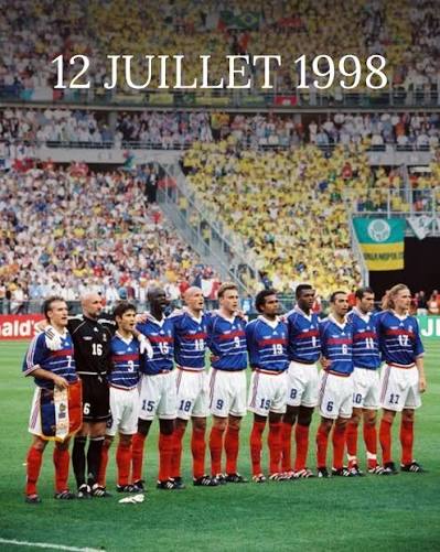 𝟏𝟐 𝓳𝓾𝓲𝓵𝓵𝓮𝓽 𝟏𝟗𝟗𝟖 – 𝟏𝟐 𝓳𝓾𝓲𝓵𝓵𝓮𝓽 𝟐𝟎𝟐𝟓 🇫🇷 Il y a 27 ans, la France devenait Championne du Monde pour la première fois ! Faites défiler les images pour revivre le parcours