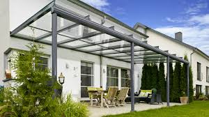 Vous cherchez une solution pour couvrir votre terrasse avec un produit sans entretien et à moindre coût ? Pergolas At Veranda