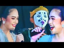 bukan orang Jawa tapi keduanya sangat menjiwai budaya Jawa, Elisha gayeng  pol bersama ibu ini