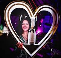 BOTTLE PRESENTER - HEART SHAPED
