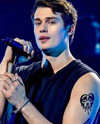 Hello my lovely fans this song is meant for someone tonight ❤️❤️❤️ Say  "Hello" if you are the person you might be lucky to get a response from me.