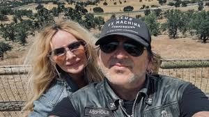 Triste! Noiva de vocalista do Faster Pussycat desaparece no mar após briga  em cruzeiro