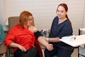 Miksi lähihoitajista puhutaan julkisuudessa vain kielteisiä asioita,  ihmettelevät alan opiskelijat