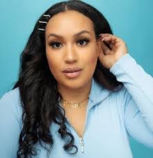 Angelique Owen's Instagram, Twitter & Facebook