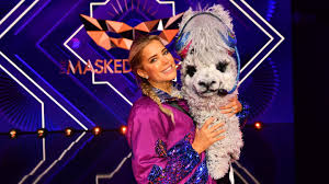 Jury member elton (48) immediately thought of glasperlenspiel singer carolin niemczyk (29), on twitter, however, helene's name fell. The Masked Singer Tschakka The Alpaca And Bulent Ceylan Dances On The Table Archyde