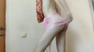 一个拥有紧实臀部和完美身材的业余印度熟女肚皮舞，而她独自一人在她的房子里戴着渔网导致诱惑。