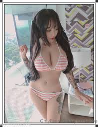 Naked Photos, Content and