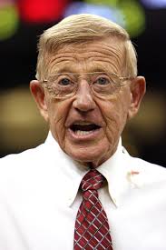 🙏 College Football Hall of Fame coach Lou Holtz is in hospice care,  according to multiple reports. The 89-year-old guided Notre Dame to an  undefeated season and a national title in 1988.