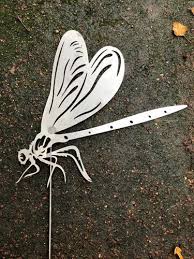 Rostfigur Libelle Edelrost Gartenfigur Hohe 30 Cm Mit Spiess Terma Stahldesign De In 2020 Metallkunstprojekte Bild Auf Holz Gartenfiguren