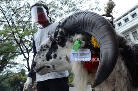 Tidak mengapa memberikan daging kurban kepada non muslim, terutama dari kerabat, tetangga atau orang fakir. Daging Kurban Untuk Non Muslim Apa Hukumnya
