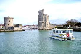 Le Bus De Mer Pour Passer Du Vieux Port Aux Minimes A La Rochelle Vieux Port La Rochelle Vieux
