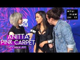 Todos los looks de la pink carpet. Anitta En La Pink Carpet De Los Premios Mtv Miaw 2017 Legendado Pt Br Youtube