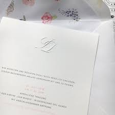 Gepragte Initialen Auf Feinstpapier Briefumschlag Mit Geblumten Seideninnenfutter Einfach Schon Ho Hochzeitseinladung Einladungskarten Papeterie Hochzeit