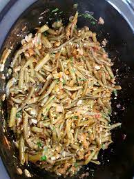 Pui la fiert o mana de fasole pastai. Pastai Cu Usturoi Garlic Bean Pods Slow Cooking With Love