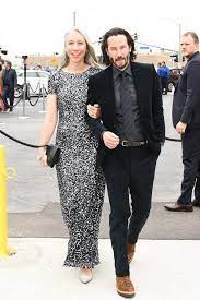 Keanu reeves sparks romance rumours as he steps out onto the red carpet holding hands with artist alexandra grant. Keanu Reeves And His Artist Girlfriend Alexandra Grant Make A Buzzy Red Carpet Appearance Alexandra Grant Keanu Reeves Keanu Reeves Alexandra Grant
