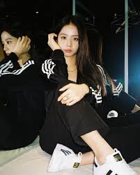 She had styled the skin color purse with a white top and blue denim. Blackpink Jisoo Selected As The Female Idol As Cute As Mochi See Full Rankings Here Kpophit Kpop Hit