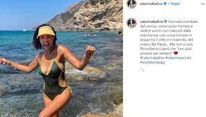 Bacino più largo dopo i parti? Caterina Balivo Gorgeous In Costume Launches Messages Of Hope On Instagram