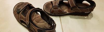 Von innen und außen gründlich abwaschen. Sandalen Reinigen Und Von Unangenehmen Geruchen Befreien