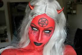 Teufel Schminken Rot Frau Teufelshorner Teufel Schminken Halloween Make Up Ideen Halloween Schminken Frauen