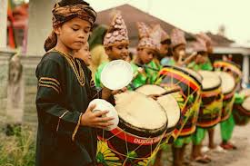 Salah satunya adalah talempong alat musik pukul tradisional khas minangkabau, sumatera barat. 8 Alat Musik Tradisional Minangkabau Yang Perlu Kamu Tahu