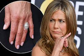 But is jen holding on to the engagement ring brad presented her in 1999? Jennifer Aniston Wears Huge Ring On Engagement Finger After Romantic Trip With New Boyfriend Mirror Online