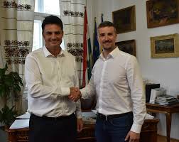 Jun 04, 2021 · jakab péter facebook posztjában felidézte egy nem régen történt beszélgetését az abaúji polgármesterrel, melyben a település vezetőjét arról kérdezte, mennyire érintette a mostani válság őket. Most Jakab Peter A Legnepszerubb Miniszterelnok Jelolt Az Ellenzeki Oldalon Hodpress Hu