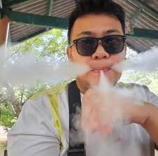 We know how much you missed bonding with your classmates/ friends at every  start of the school year. Where is your favorite spot in the school with  them? Show us through your