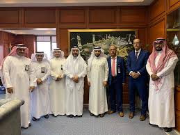 نتقدم بالتهنئة لمعالي وزير التعليم د.حمد بن محمد آل الشيخ على التقدير والتكريم المستحق بمنحه وشاح الملك عبدالعزيز من الطبقة الثانية، وهو فخر للأسرة التعليمية كافة. Ø¬Ø§Ù…Ø¹Ø© Ø§Ù„Ù…Ù„Ùƒ Ø¹Ø¨Ø¯Ø§Ù„Ø¹Ø²ÙŠØ² ÙˆÙØ¯ Ù…Ù† Ø¬Ø§Ù…Ø¹Ø© Ø§Ù„Ø¥Ù…Ø§Ù… Ø¹Ø¨Ø¯Ø§Ù„Ø±Ø­Ù…Ù† Ø¨Ù† ÙÙŠØµÙ„ ÙŠØ²ÙˆØ± Ø§Ù„Ø¬Ø§Ù…Ø¹Ø© ÙˆÙŠØ· Ù„Ø¹ Ø¹Ù„Ù‰ Ø§Ù…ÙƒØ§Ù†ÙŠØ§Øª Ù…Ø±ÙƒØ² Ø§Ù„Ù…Ù†Ø§Ù‡Ø¬ Ø§Ù„ØªØ¹Ù„ÙŠÙ…ÙŠØ©